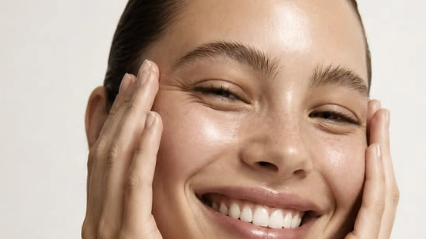 Femme souriante à la peau éclatante