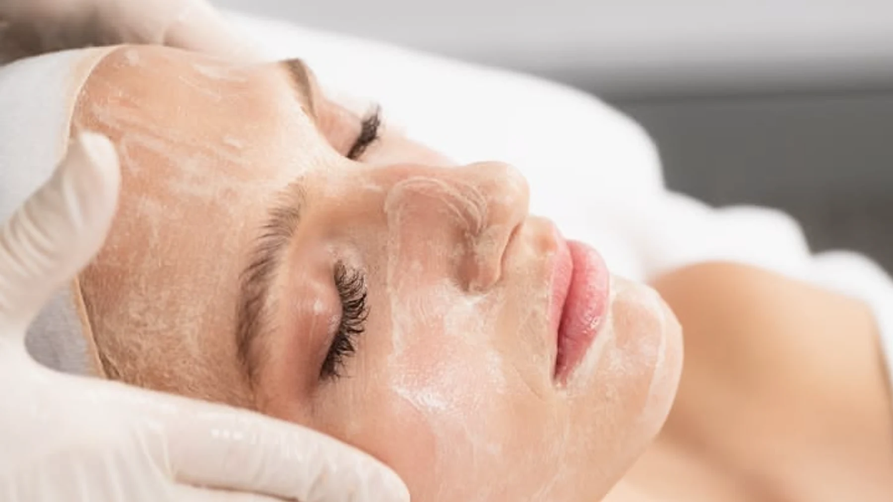 Peeling appliqué sur le visage au cabinet