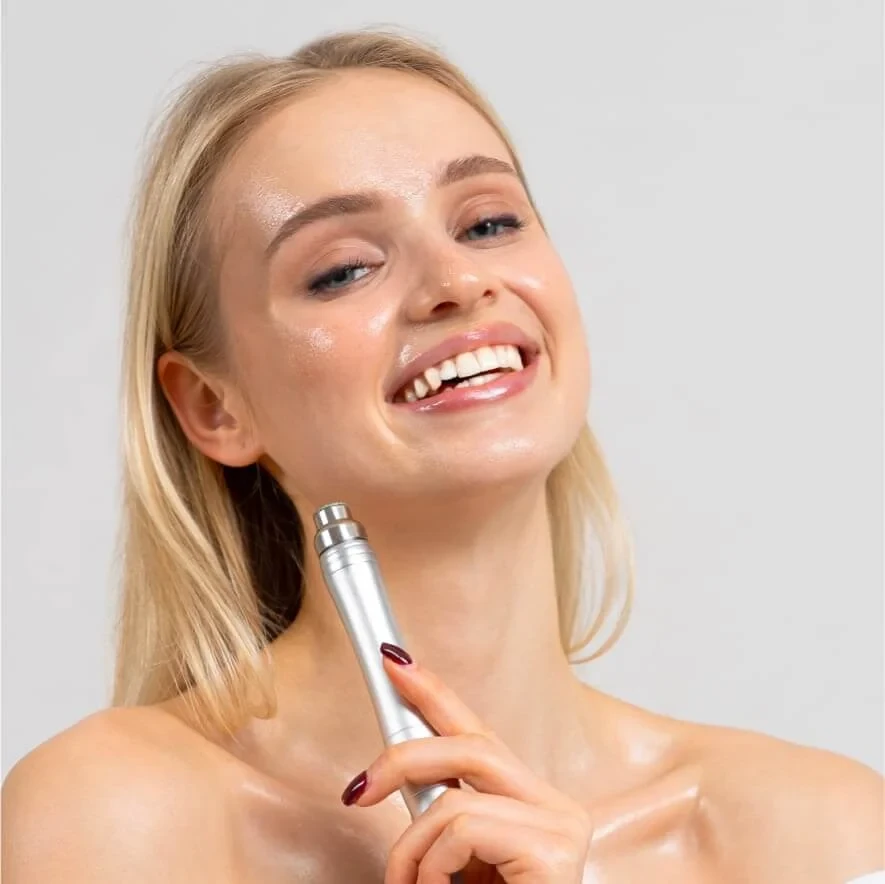 Peau hydratée et lumineuse, stylo d’hydrodermabrasion en main