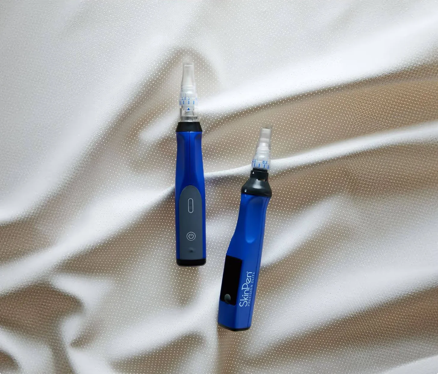 Deux stylos SkinPen® Precision posés sur un tissu clair